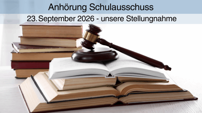 Bücher und Richterhammer mit dem Hinweis: Anhörung im Schulausschuss am 23. September 2026 – unsere Stellungnahme